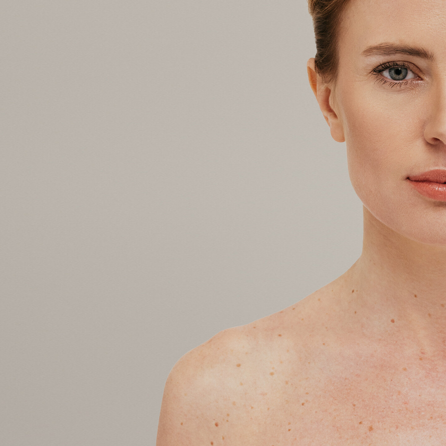 Frontale klinische Aufnahme einer Patientin zur ästhetischen Dokumentation