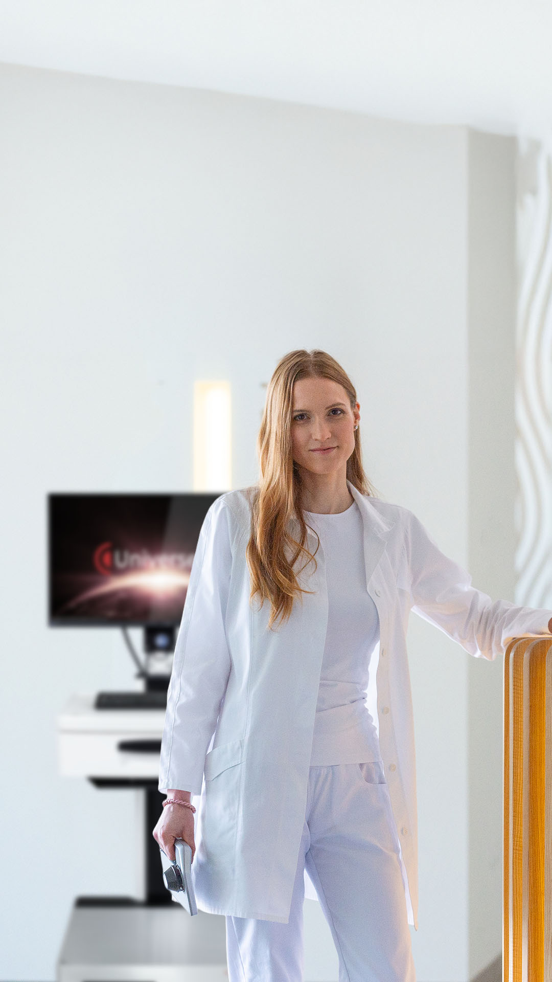 Ärztin in der Praxis mit dem FotoFinder vexia System im Hintergrund