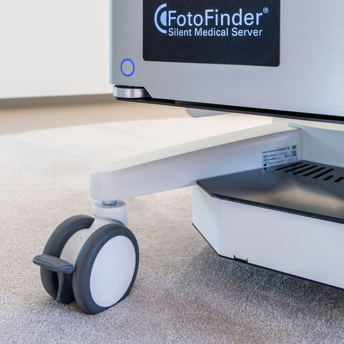 Linke untere Hälfte des FotoFinder vexia mit Rolle und Silent Medical Server