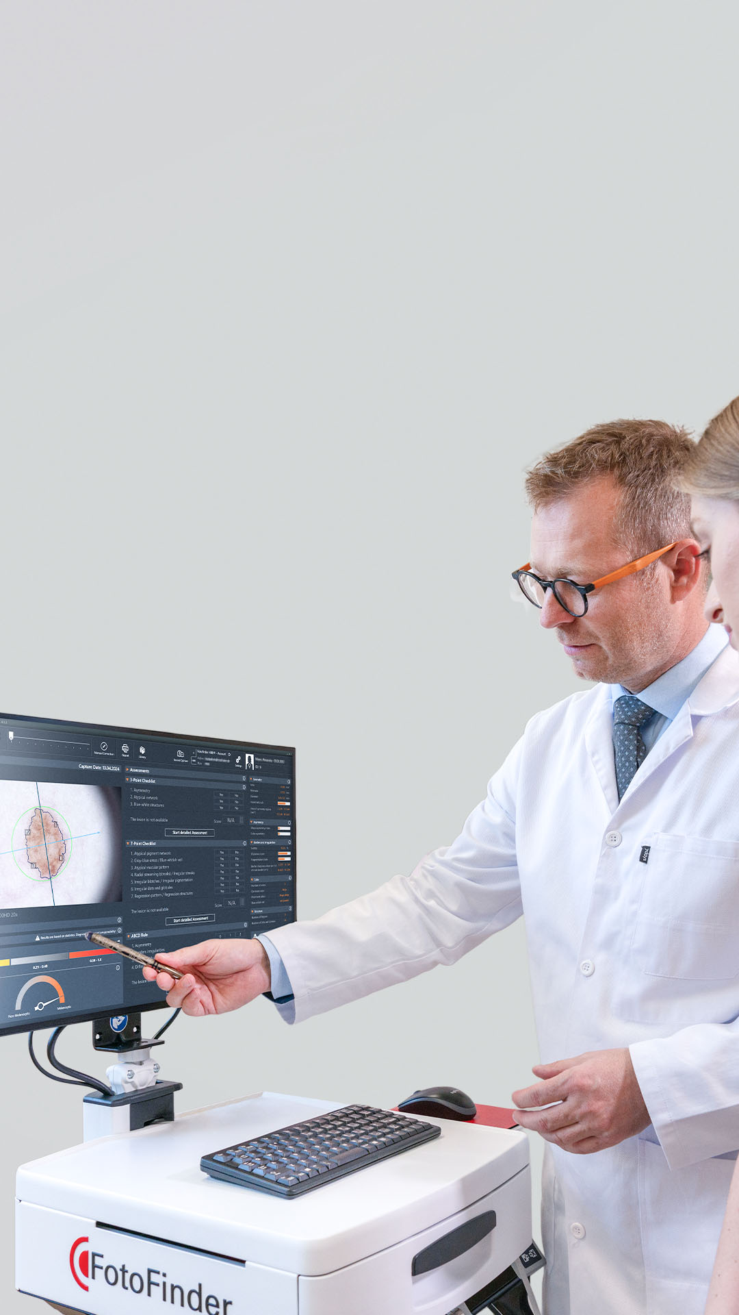 Arzt erklärt einer Patientin Untersuchungsergebnisse am FotoFinder vexia