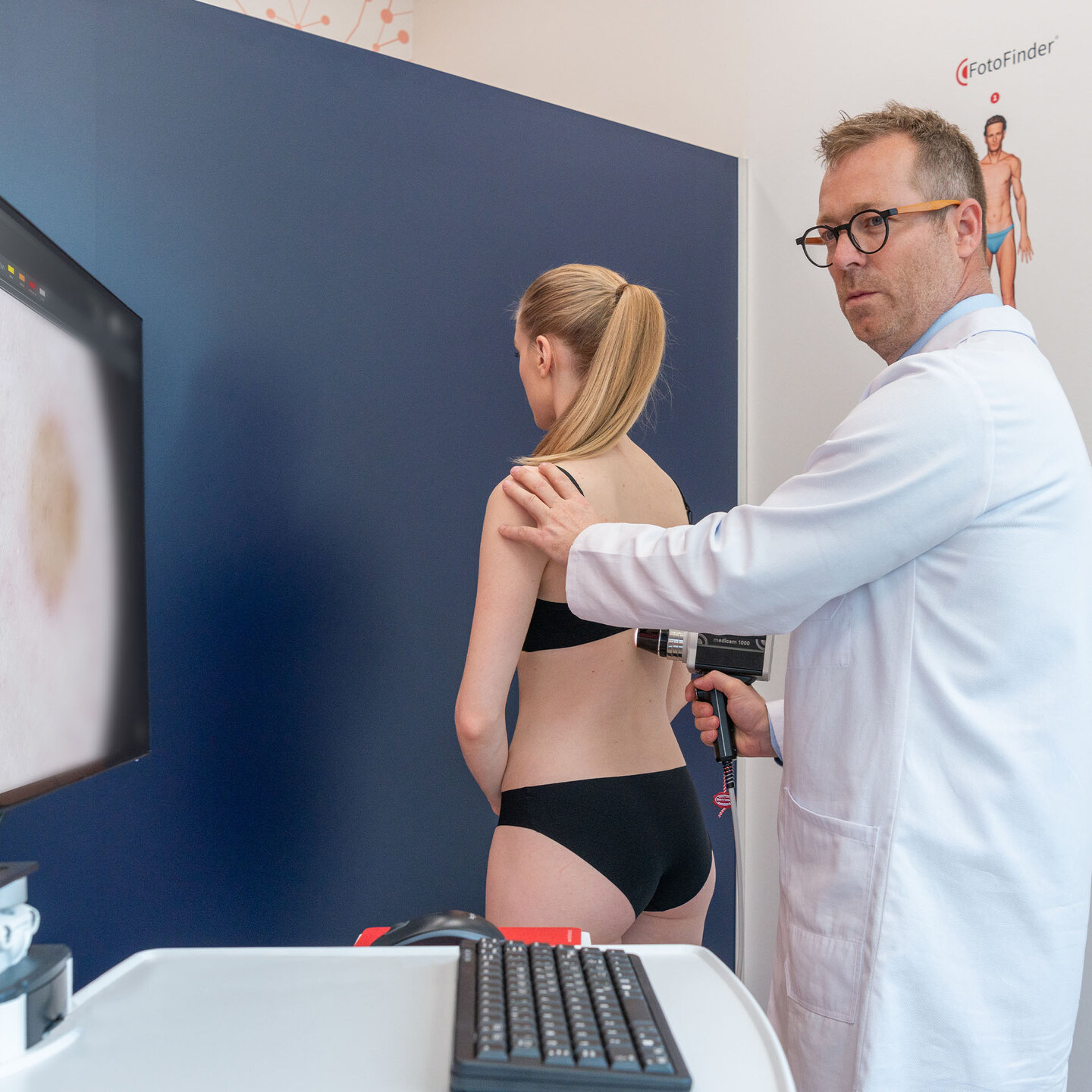 Dermatoskopische Untersuchung am Rücken einer Patientin 