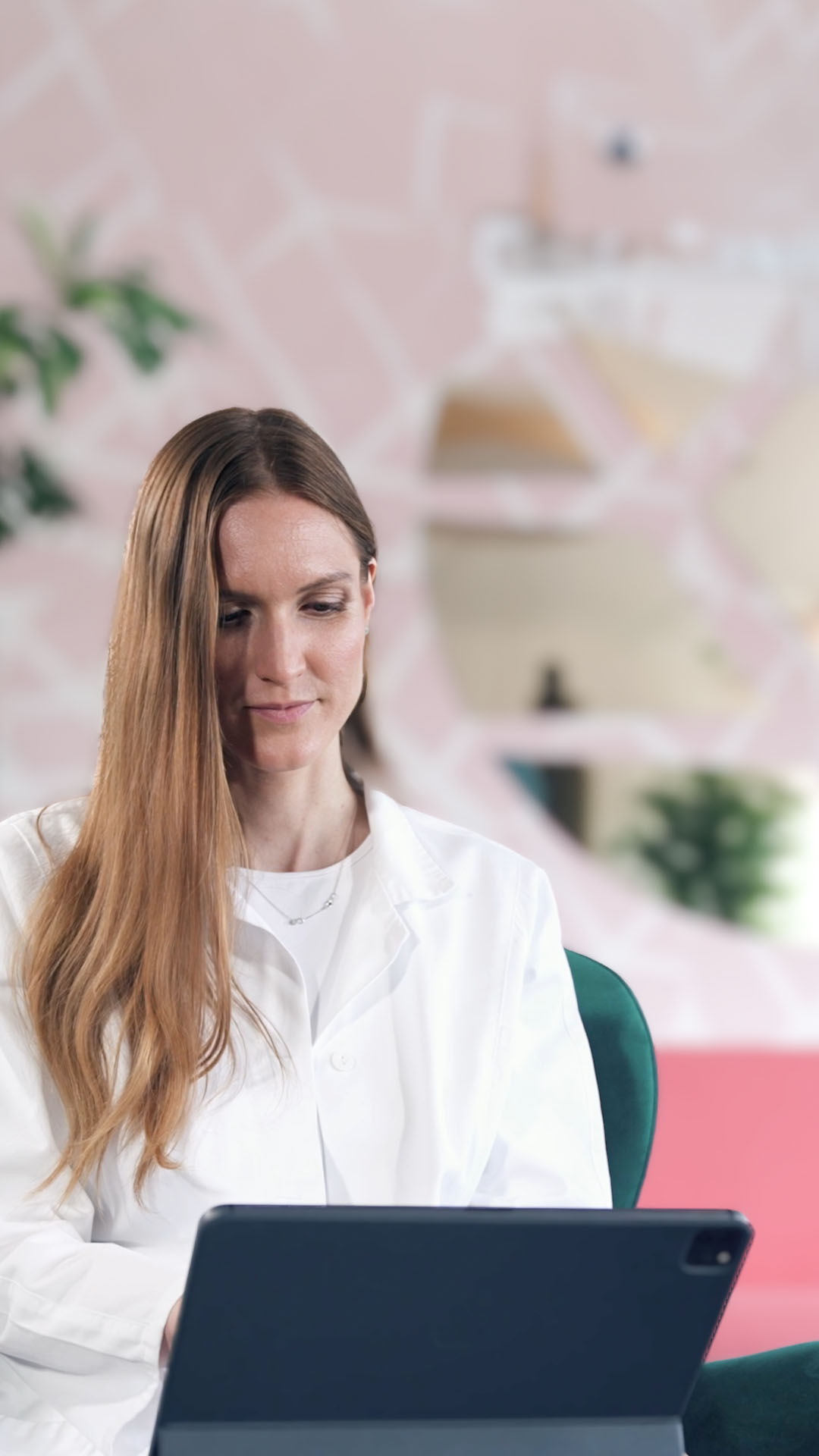 Ärztin nutzt den skeen Hub Zweitmeinungsservice über ihren Laptop