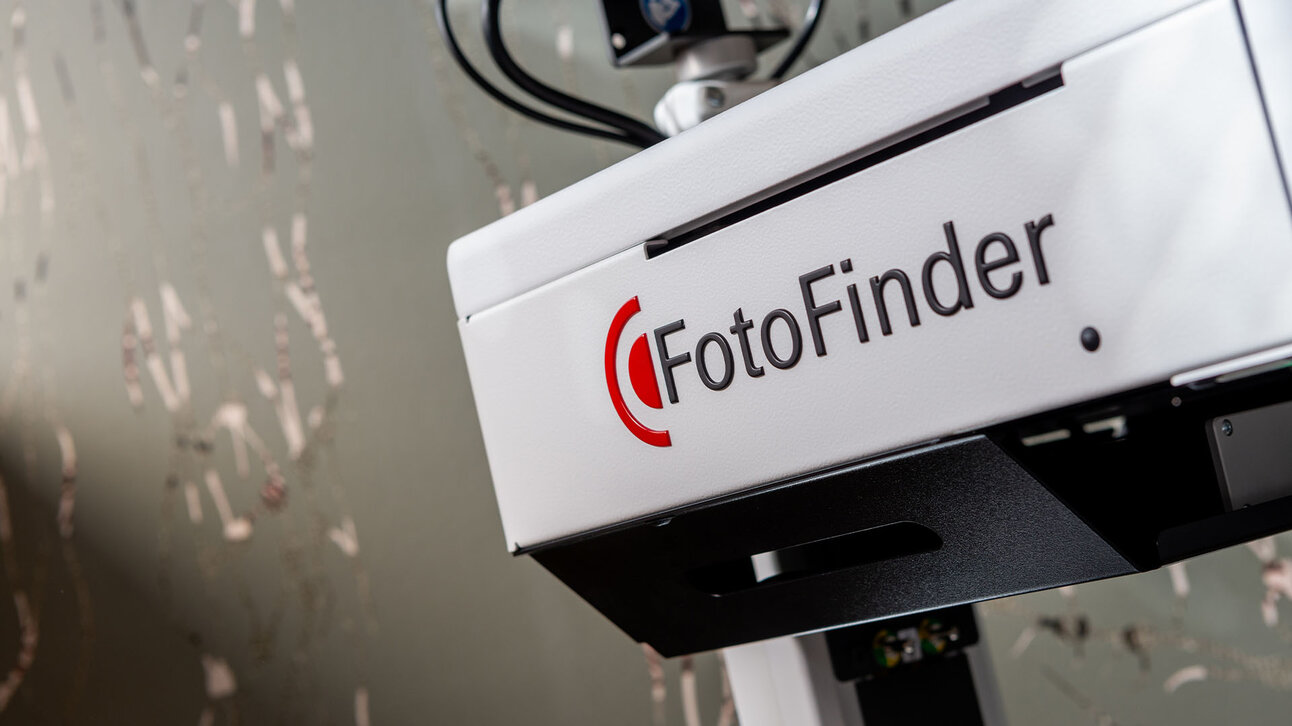 Nahaufnahme des FotoFinder Schriftzuges auf der Schublade des vexia