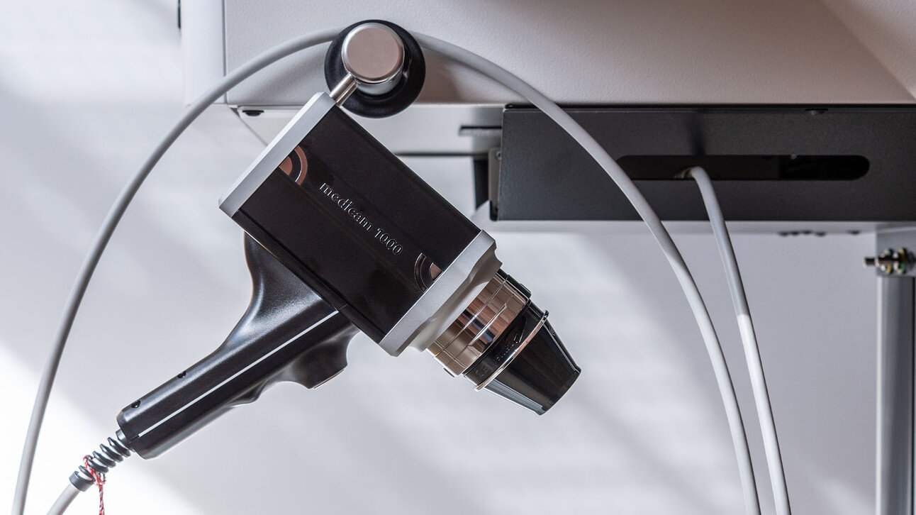 Detailaufnahme der medicam 1000s an einem Haltearm zur Hautbildgebung.