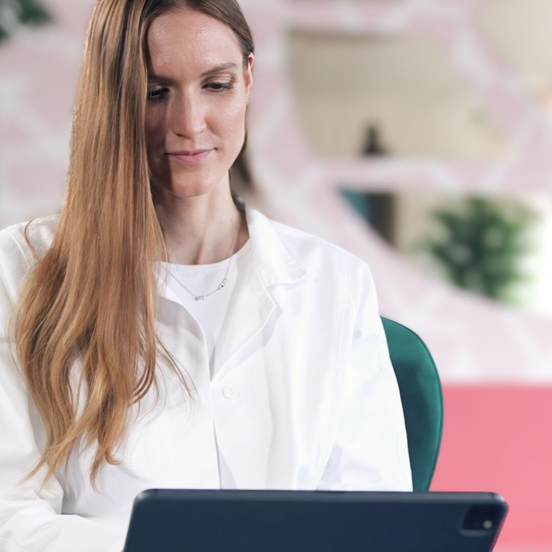 Doctor uses the skeen Hub second opinion service on a laptop