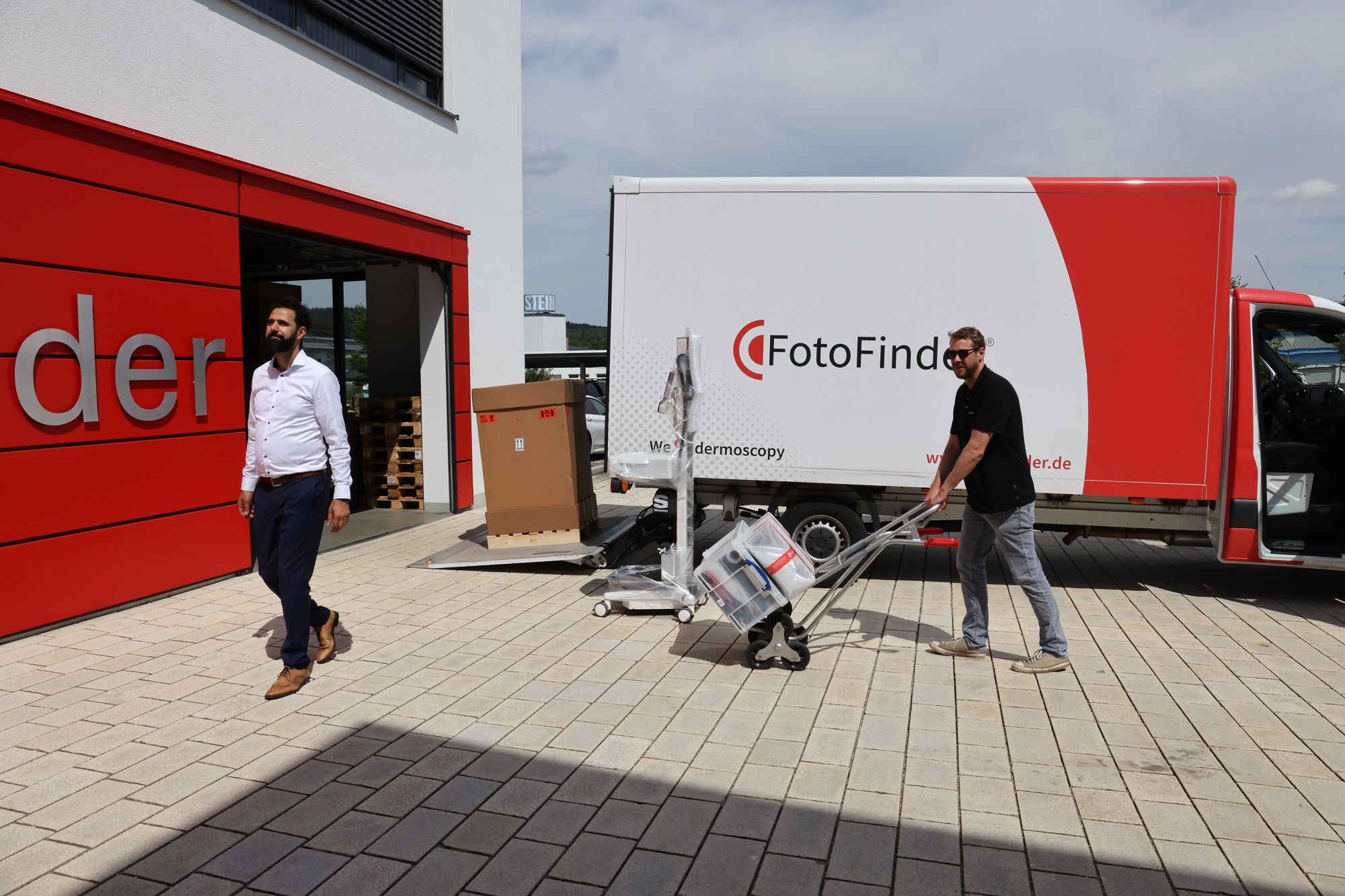 Beladen des FotoFinder LKW für FOBI Messe